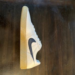 Never worn Nike SB Team Classic in light cream/obsidian.